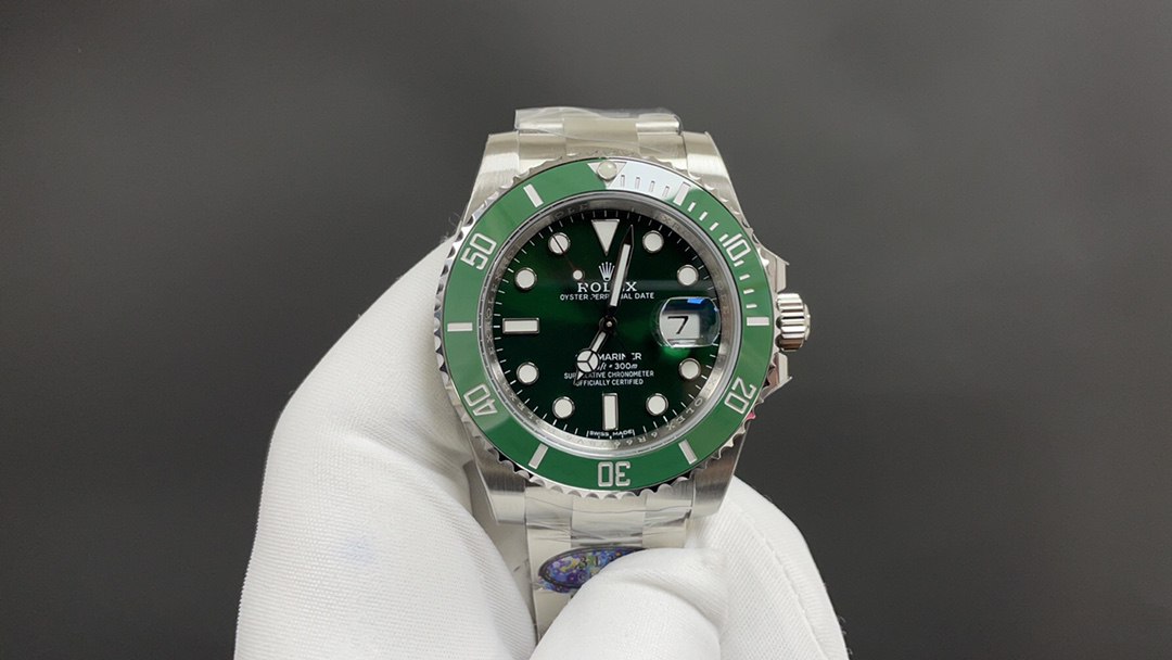 Rolex Submariner Date Hulk (Green) (126610LV) Hulk