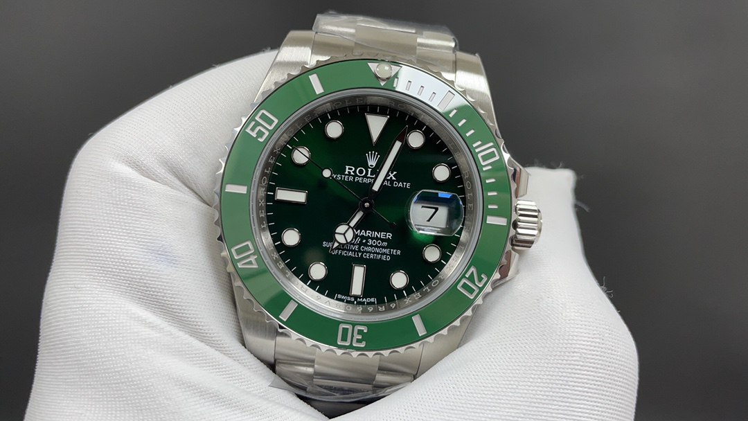 Rolex Submariner Date Hulk (Green) (126610LV) Hulk