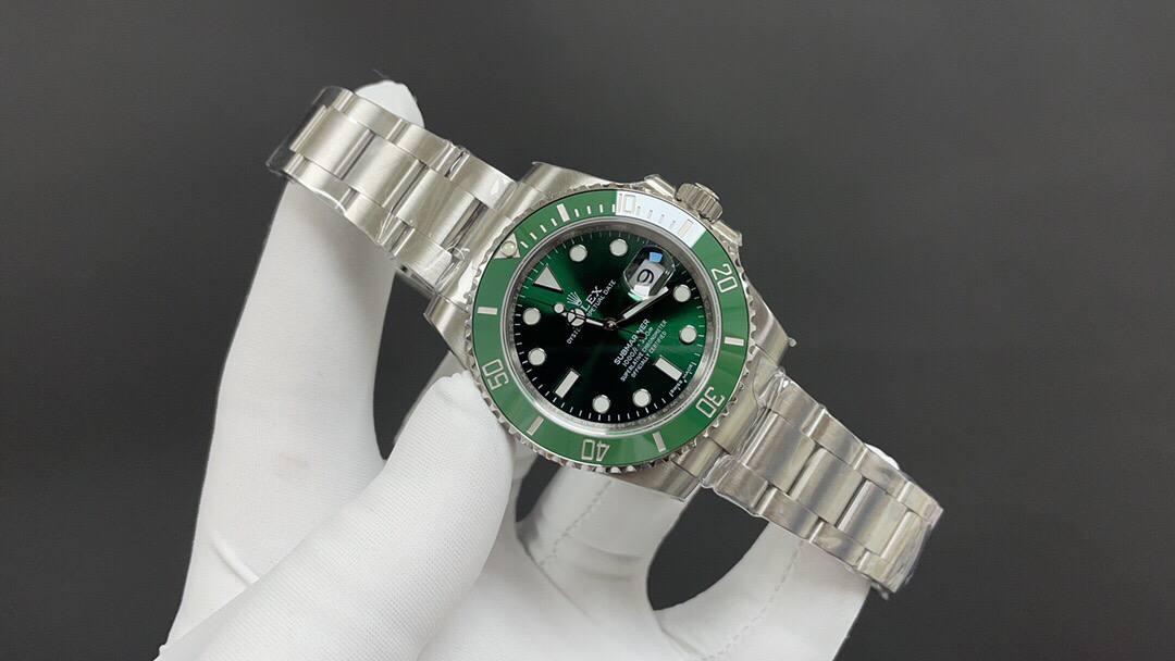 Rolex Submariner Date Hulk (Green) (126610LV) Hulk