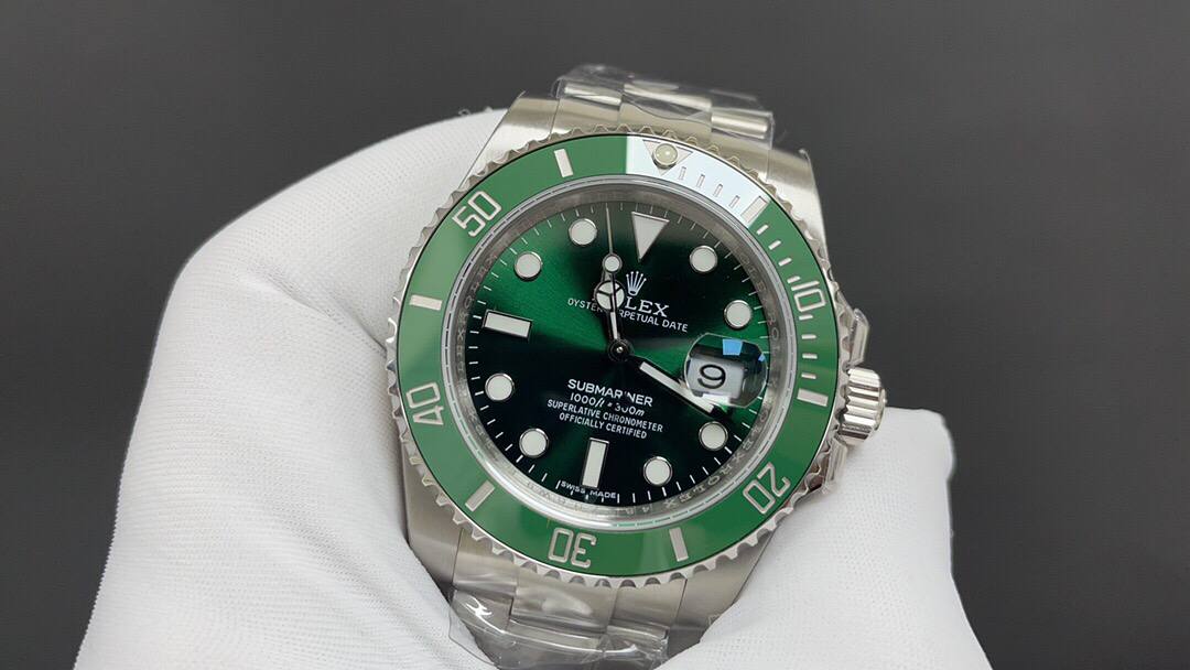 Rolex Submariner Date Hulk (Green) (126610LV) Hulk